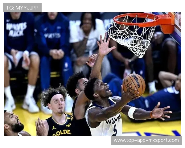 兰德尔强打内线造成杀伤，尼克斯追分希望升起