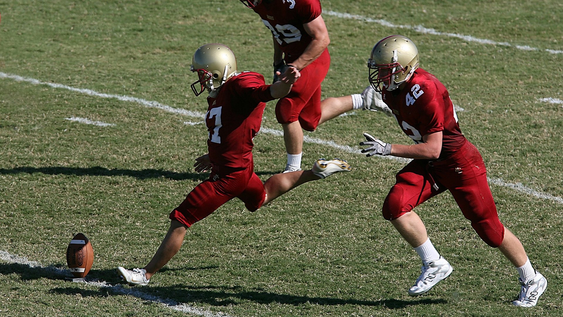 国家队中场组织长期依赖老将，国家队中场球员